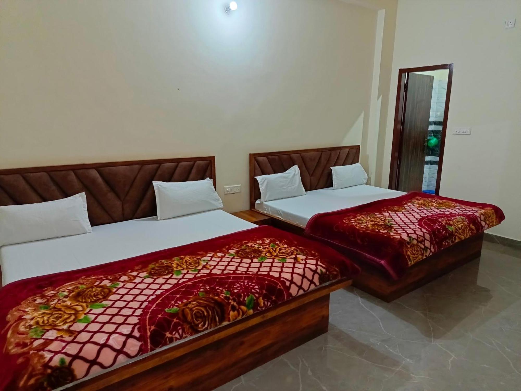 Отель Shri Girraj Residency Матхура Экстерьер фото