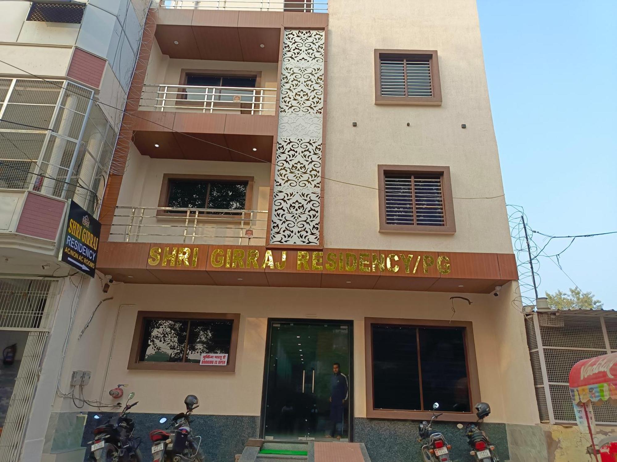 Отель Shri Girraj Residency Матхура Экстерьер фото