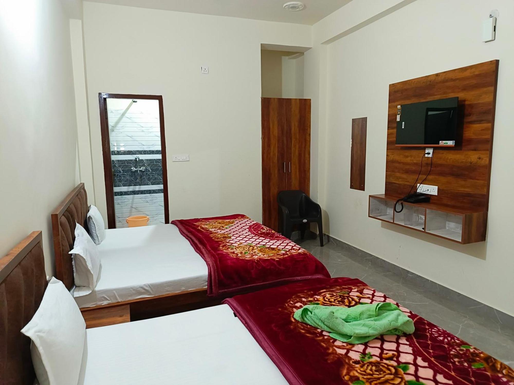 Отель Shri Girraj Residency Матхура Экстерьер фото