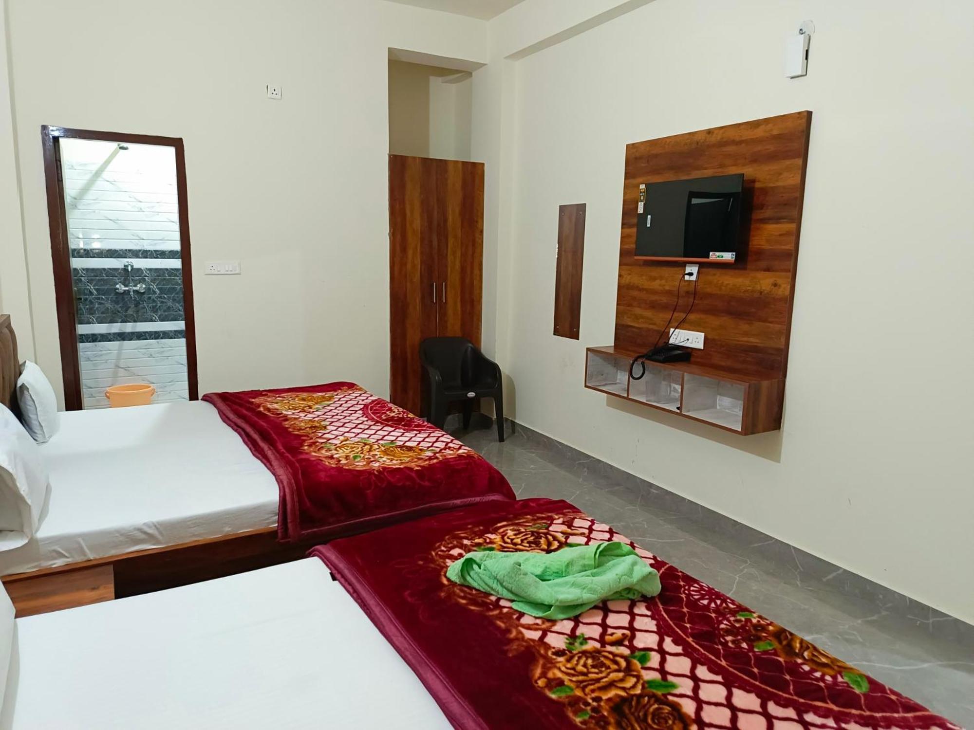 Отель Shri Girraj Residency Матхура Экстерьер фото