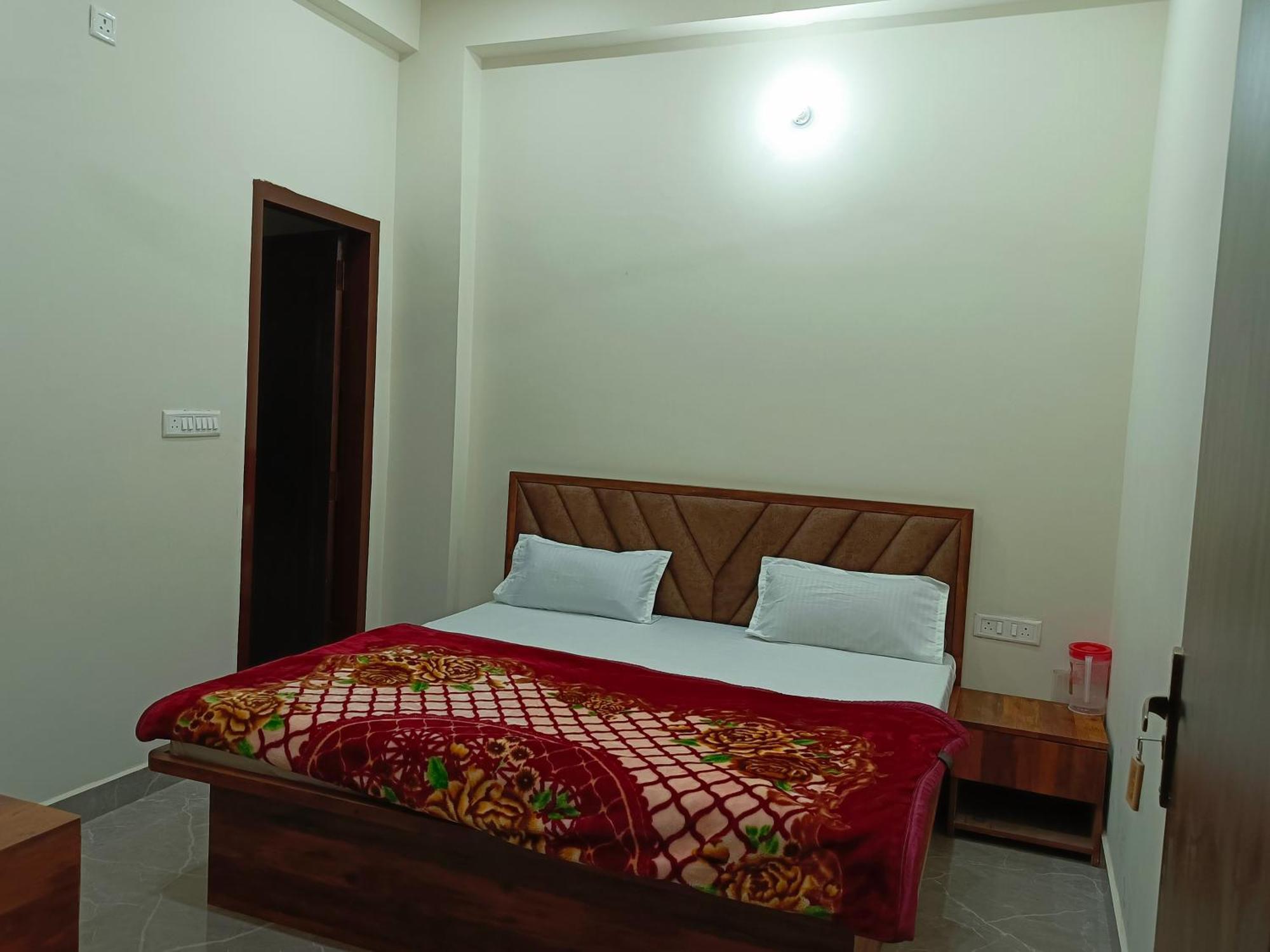 Отель Shri Girraj Residency Матхура Экстерьер фото