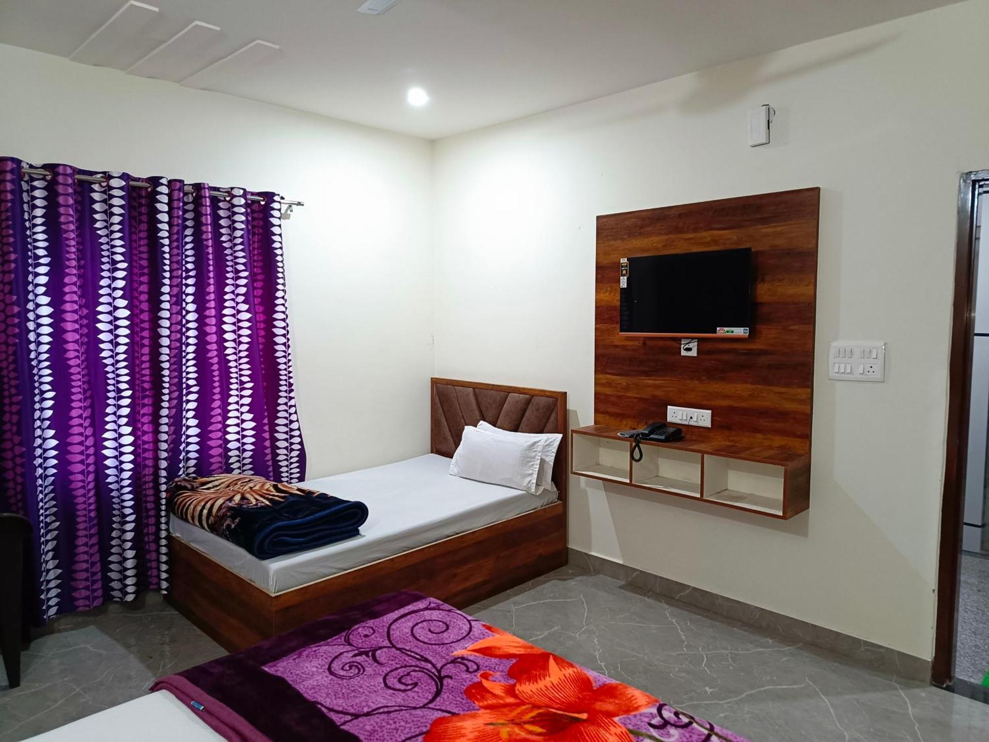 Отель Shri Girraj Residency Матхура Экстерьер фото