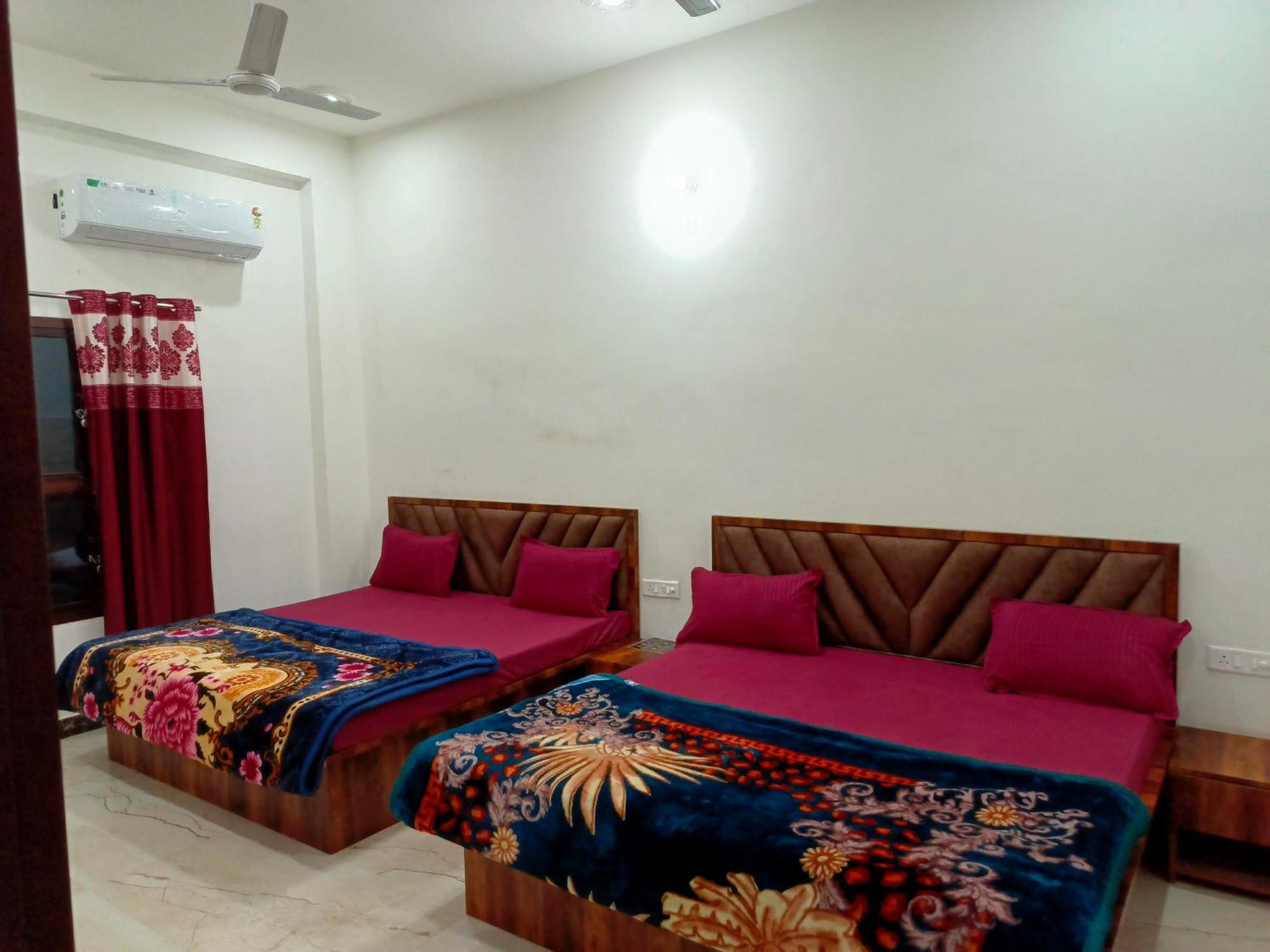 Отель Shri Girraj Residency Матхура Экстерьер фото