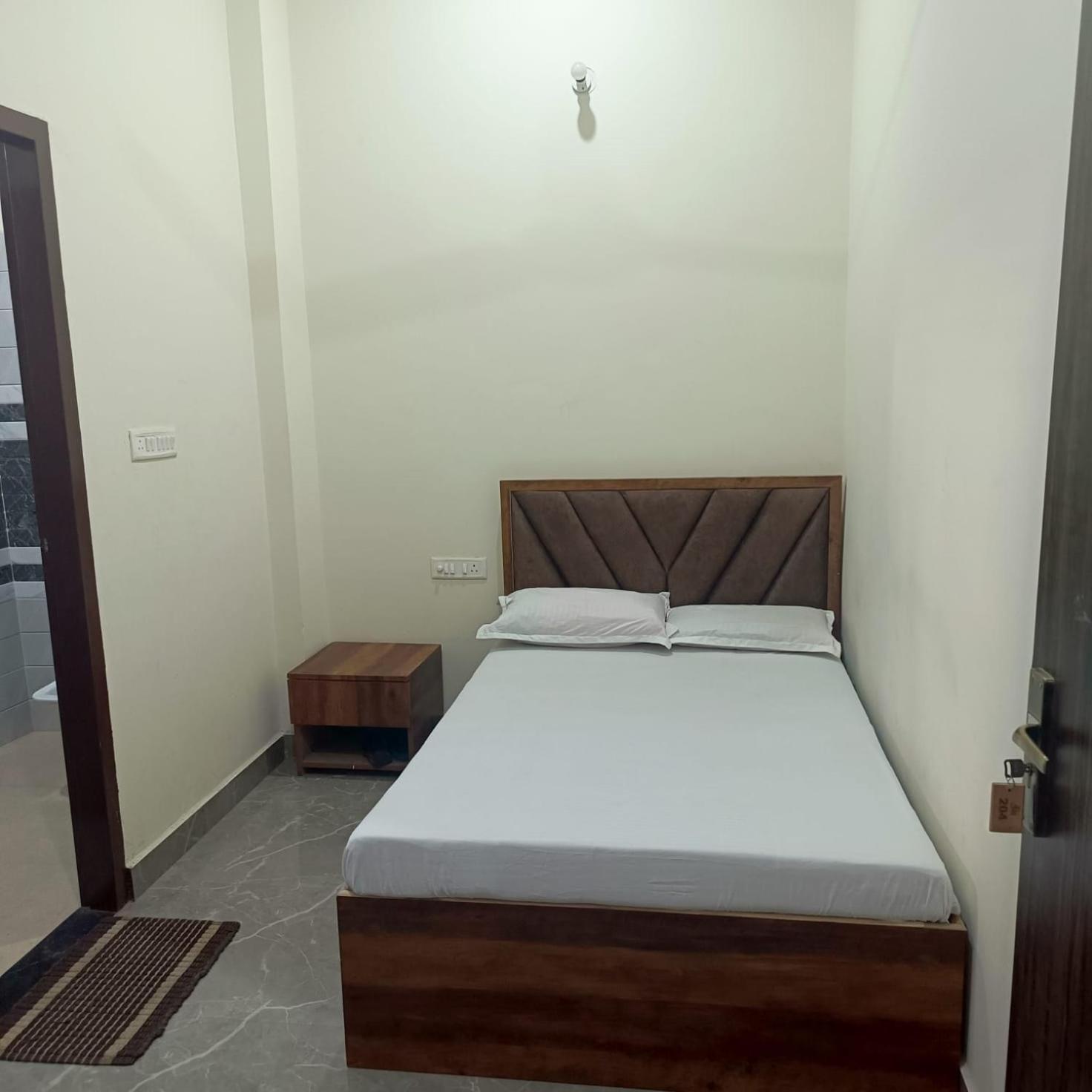 Отель Shri Girraj Residency Матхура Экстерьер фото